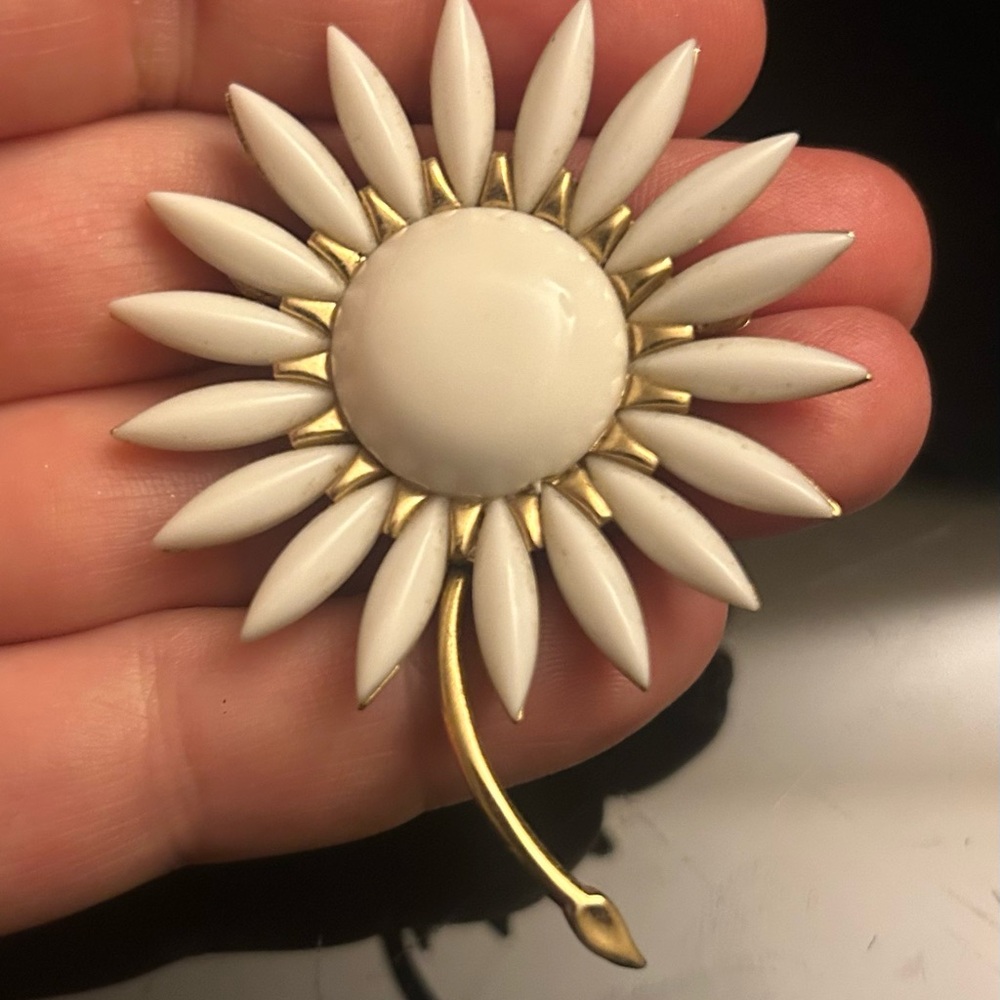 Vintage Crown Trifari White Lucite Daisy Brooch 
1960s